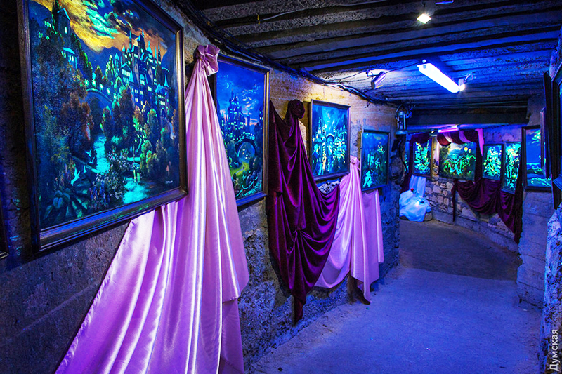 светящиеся картины в катакомбах Нокстон